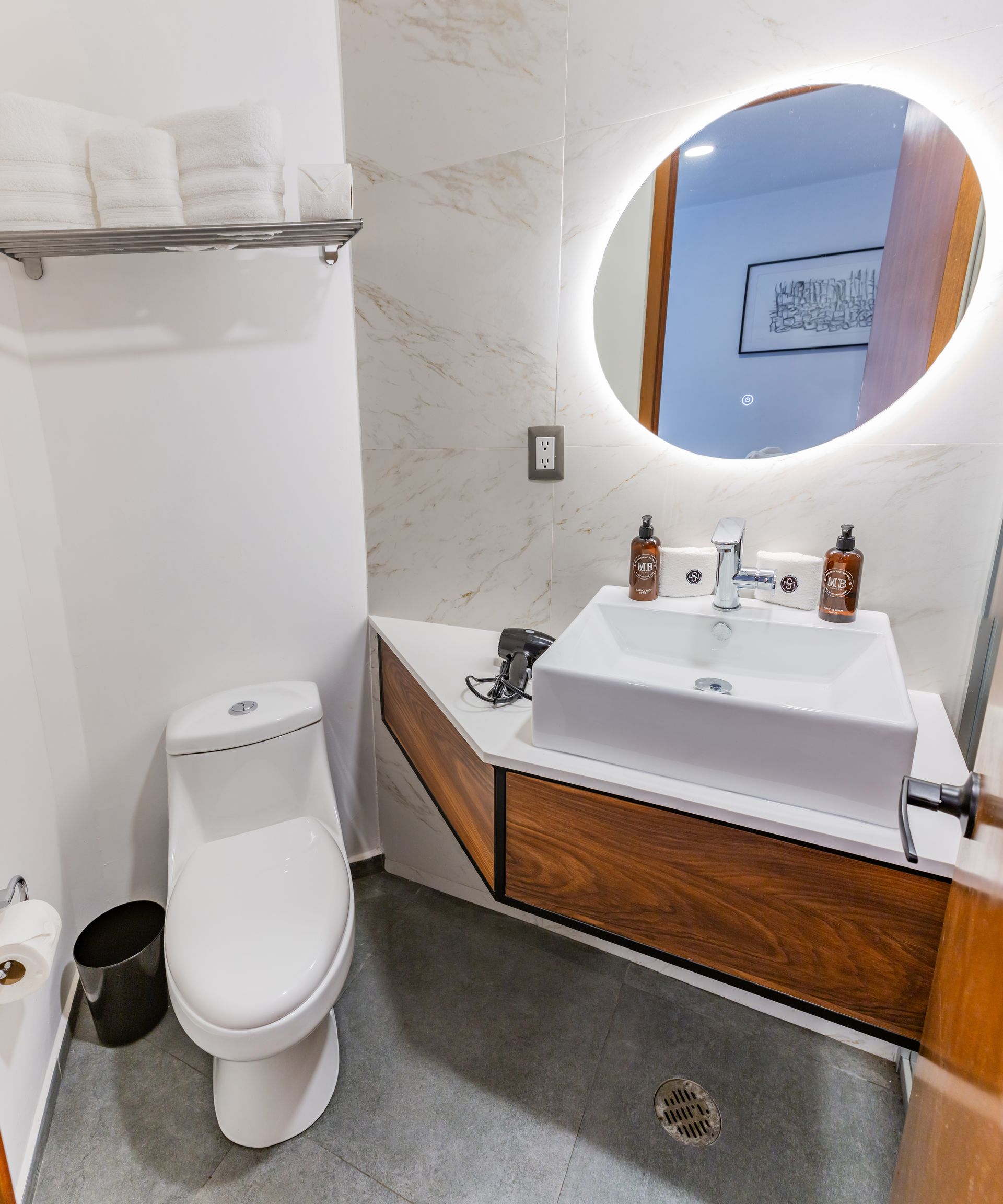 Un baño con inodoro, lavabo y espejo.