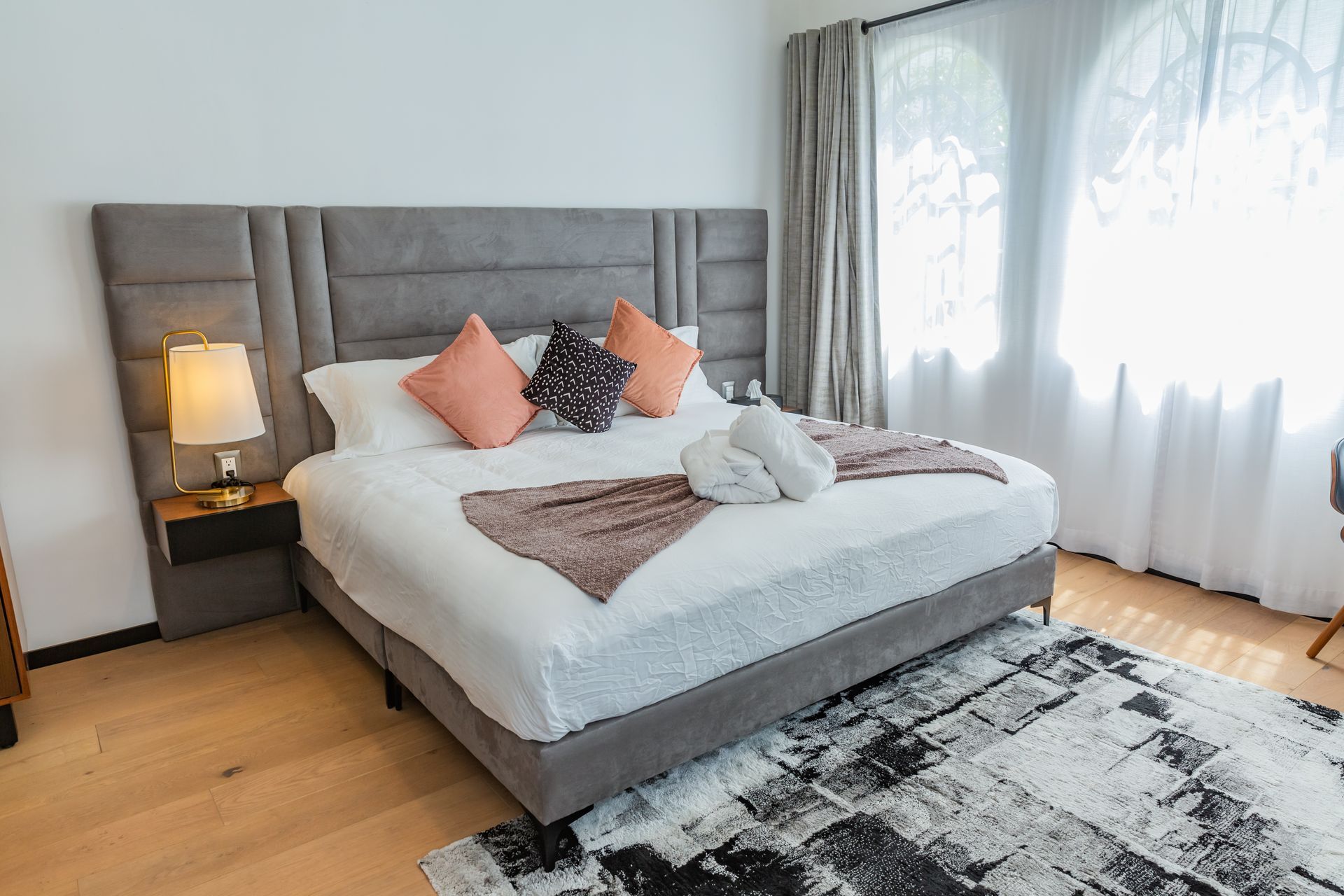 Hay una cama grande en el medio de la habitación.