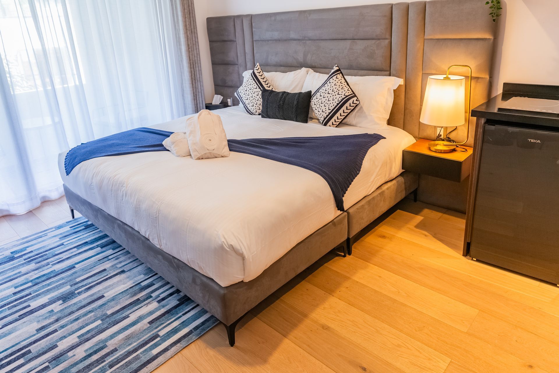 Una habitación de hotel con una cama tamaño king y una alfombra.