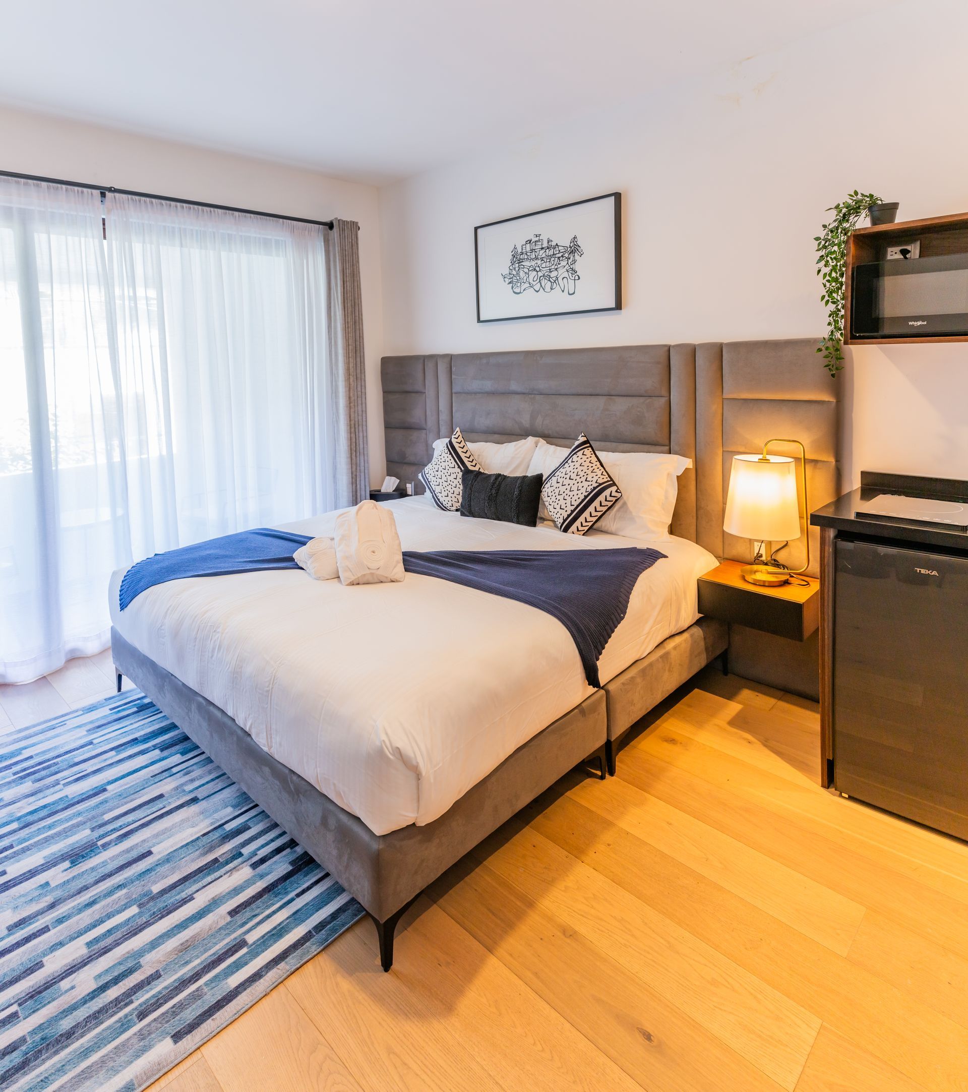 Hay una cama grande en el medio de la habitación.