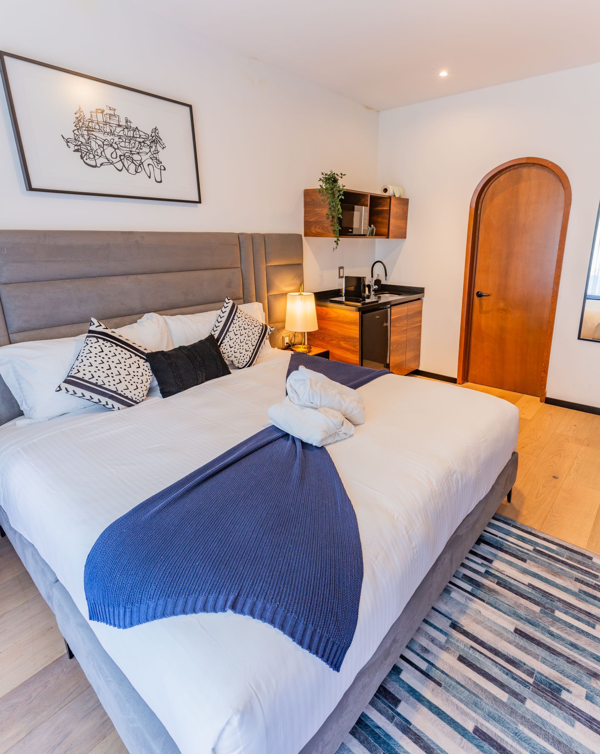 Un dormitorio con una cama grande y una alfombra.