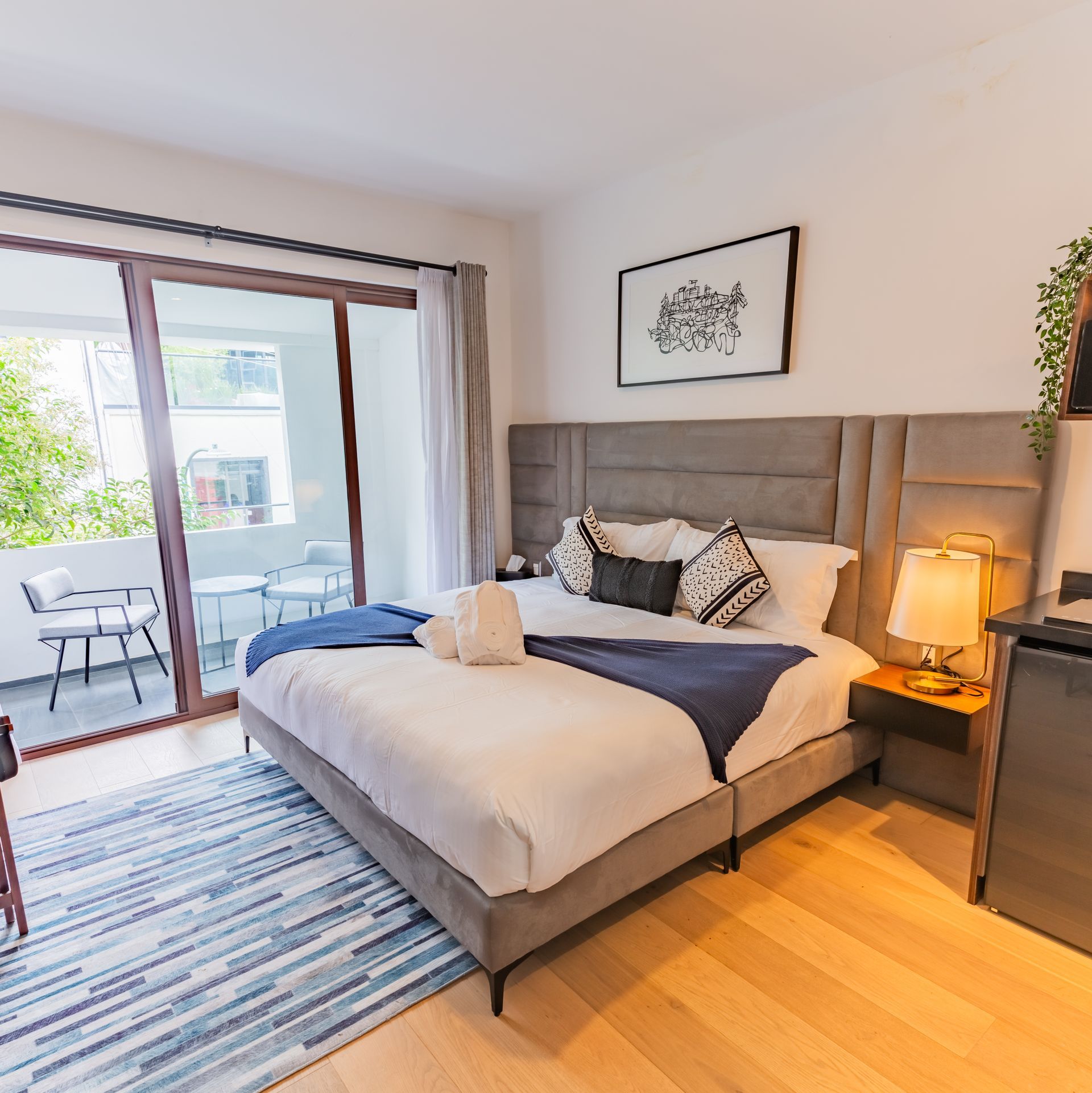 Hay una cama grande en el medio de la habitación.