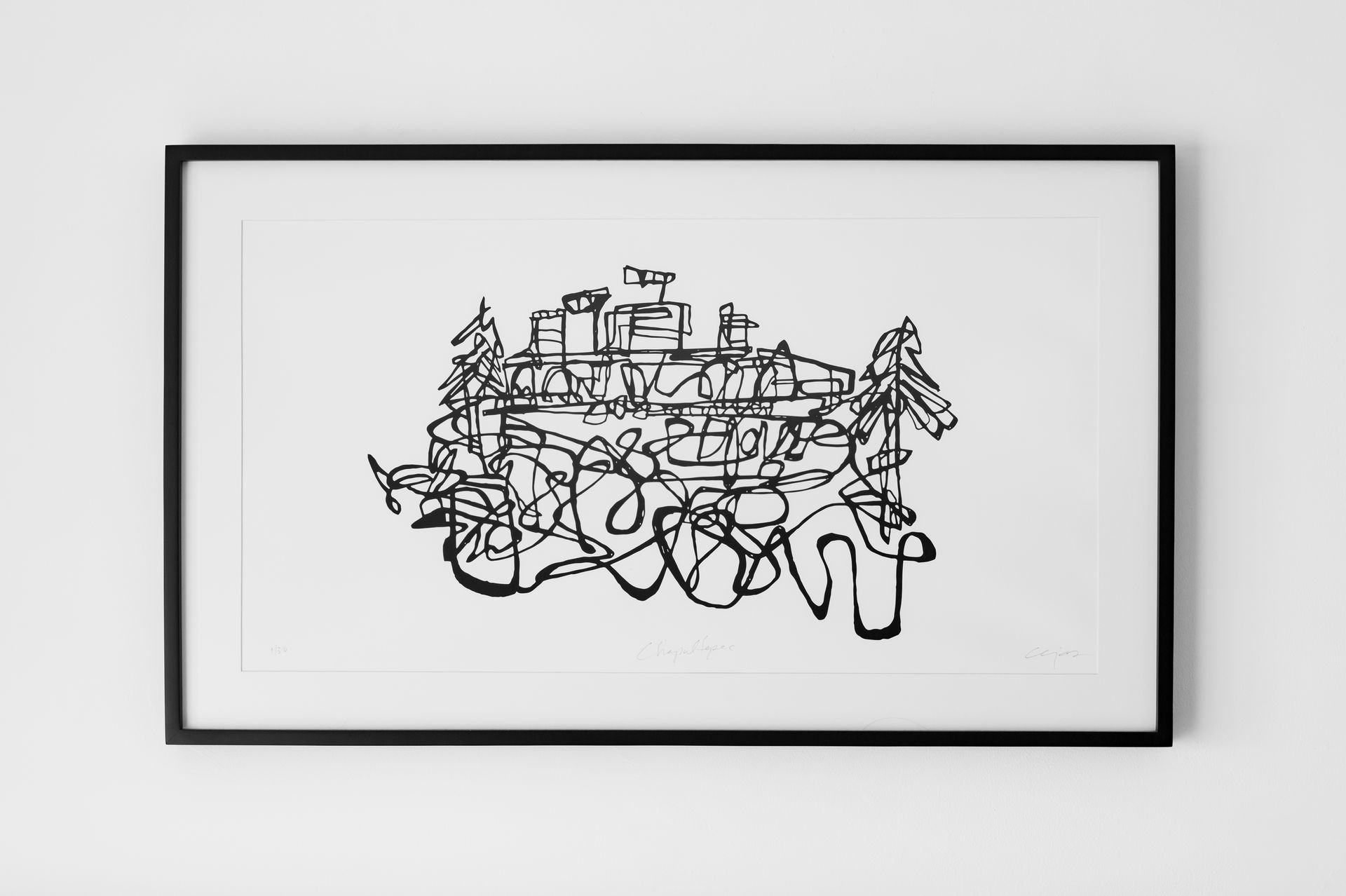 Un dibujo en blanco y negro está colgado en una pared blanca.