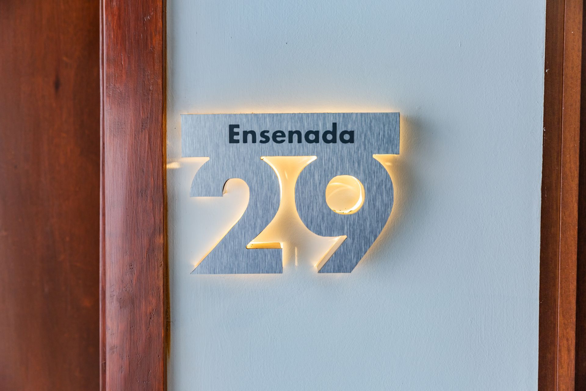 Un cartel en una puerta que dice Ensenada 29