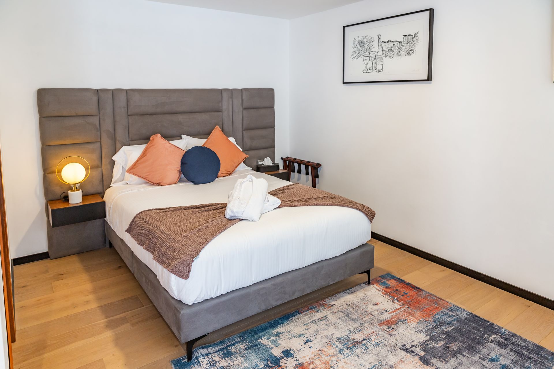 Una habitación de hotel con una cama tamaño king y una alfombra.