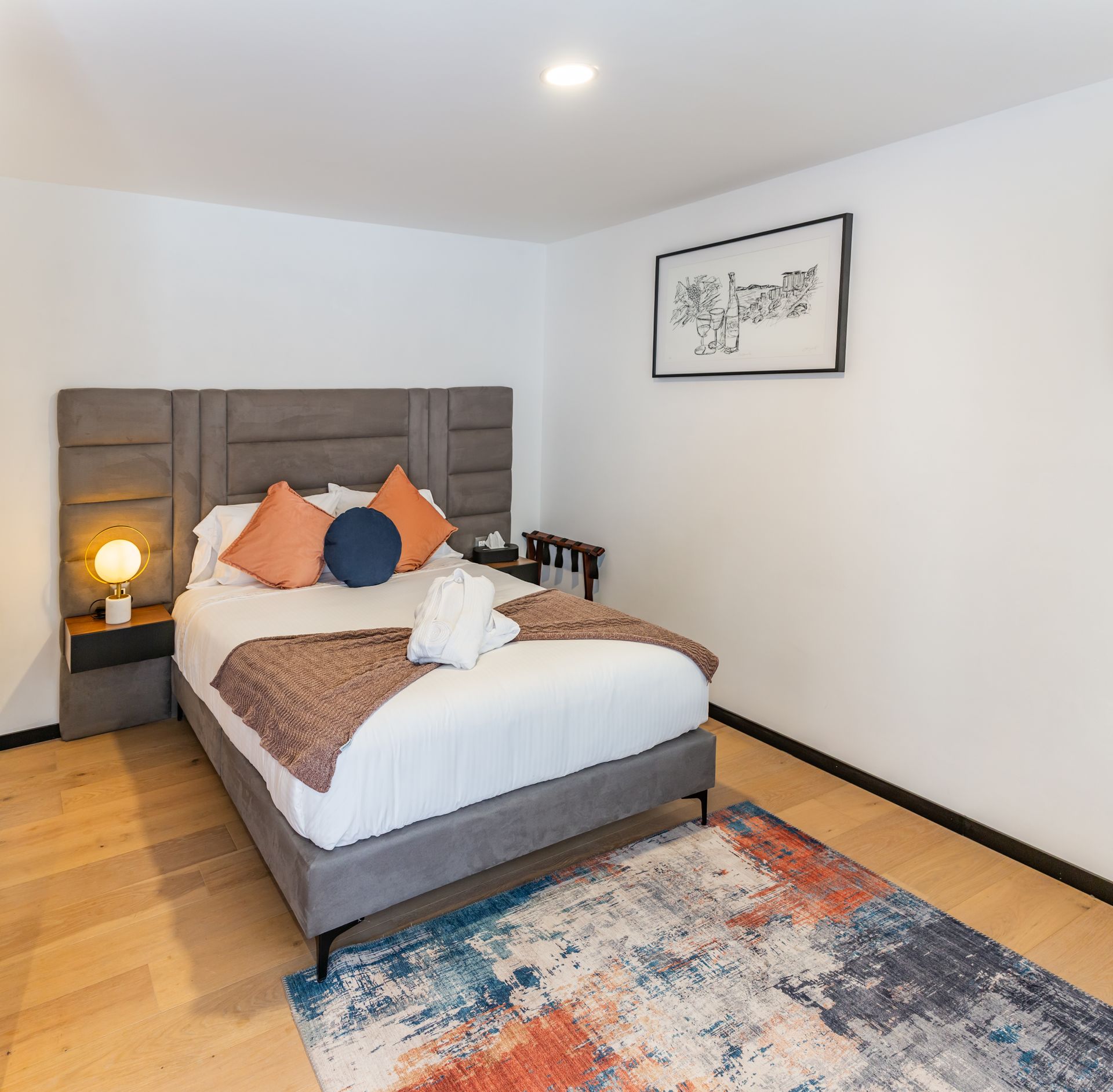 Un dormitorio con una cama grande y una alfombra.