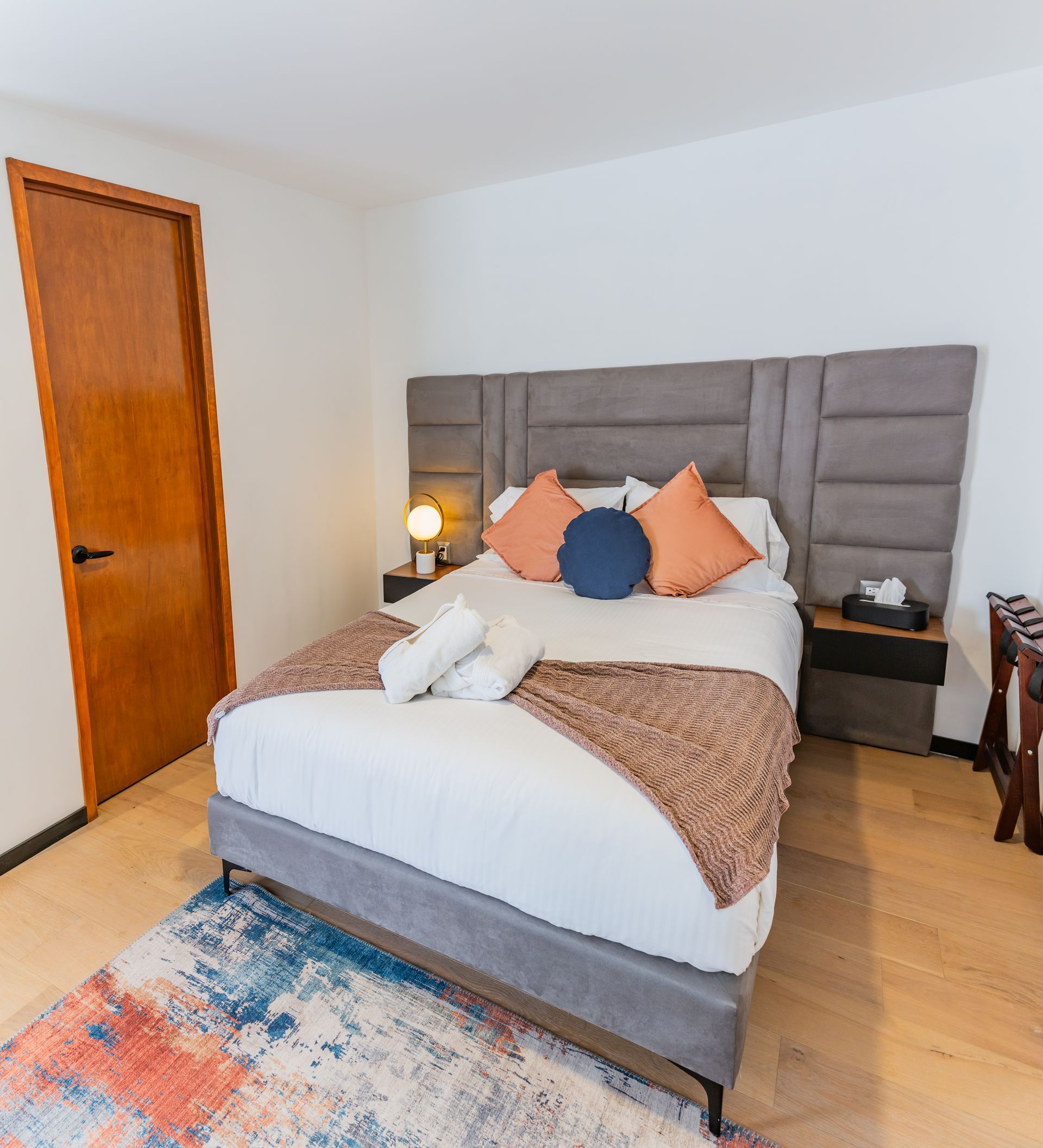 Una habitación de hotel con una cama tamaño king y una alfombra.