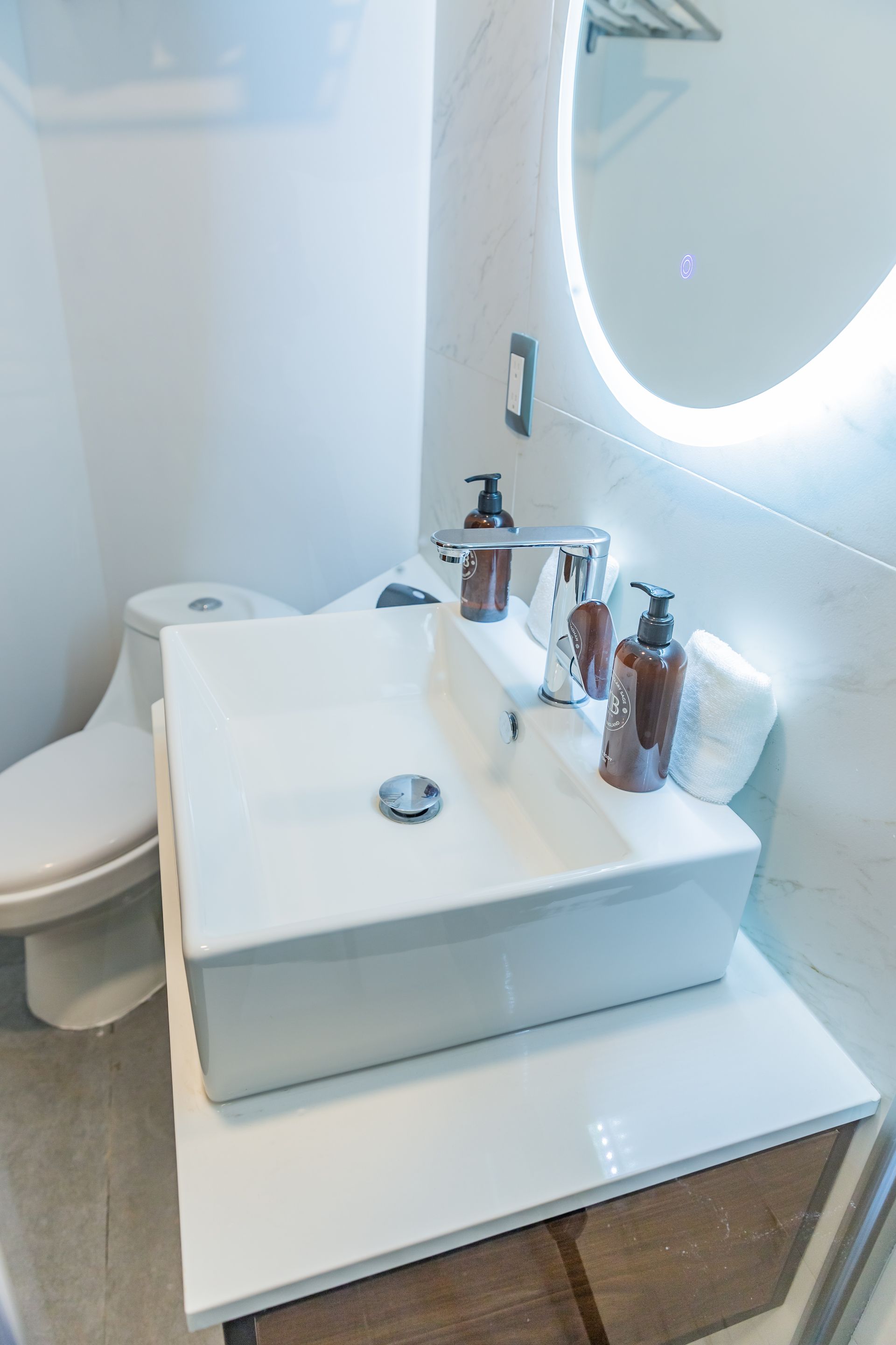 Un baño con lavabo, inodoro y espejo.
