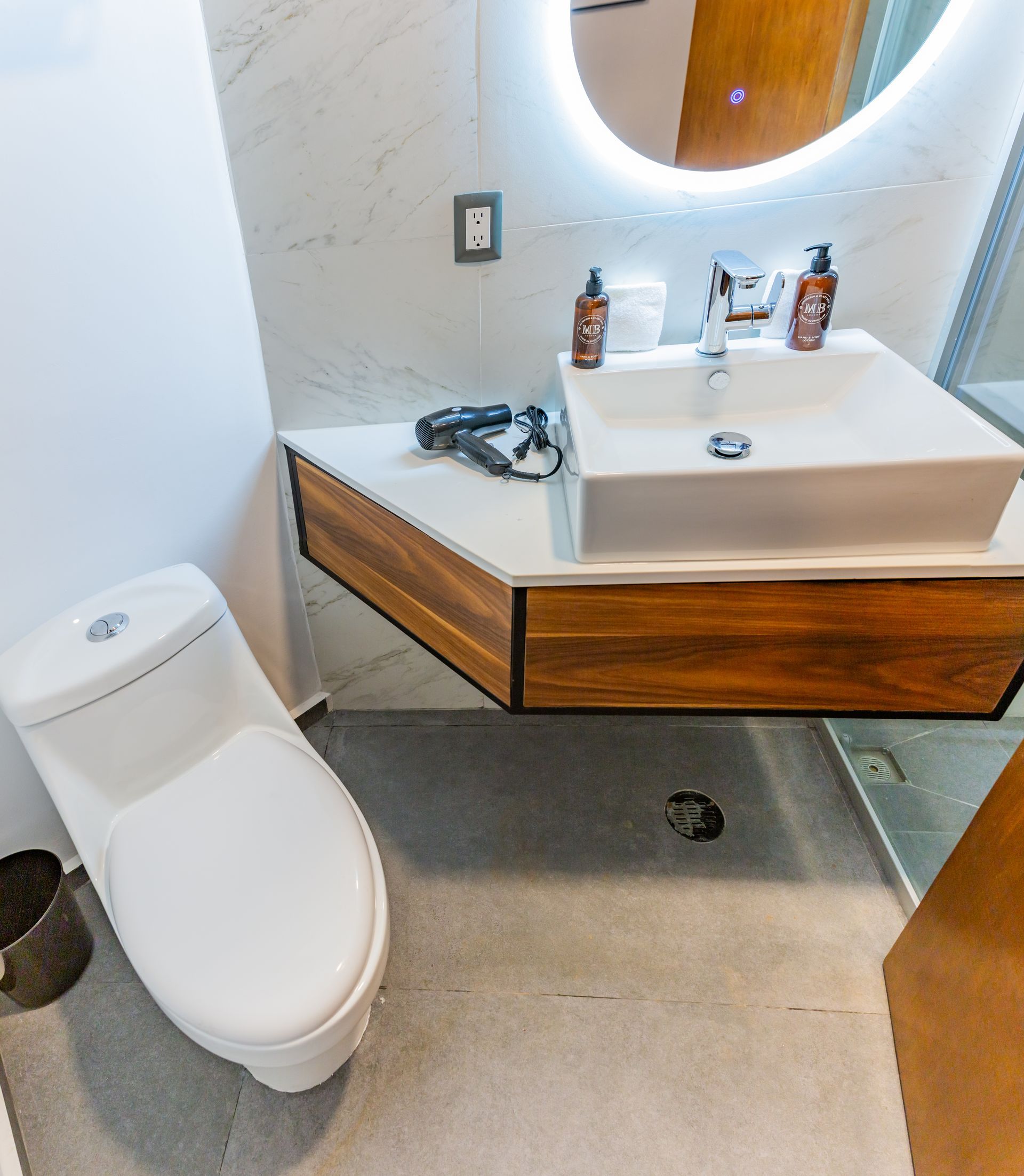 Un baño con inodoro, lavabo y espejo.