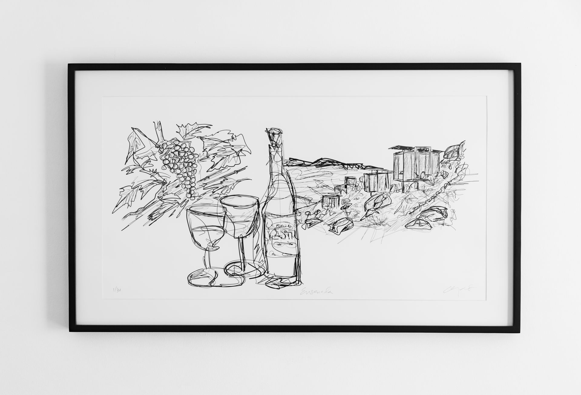 Un dibujo en blanco y negro de una botella de vino y copas de vino colgadas en una pared.