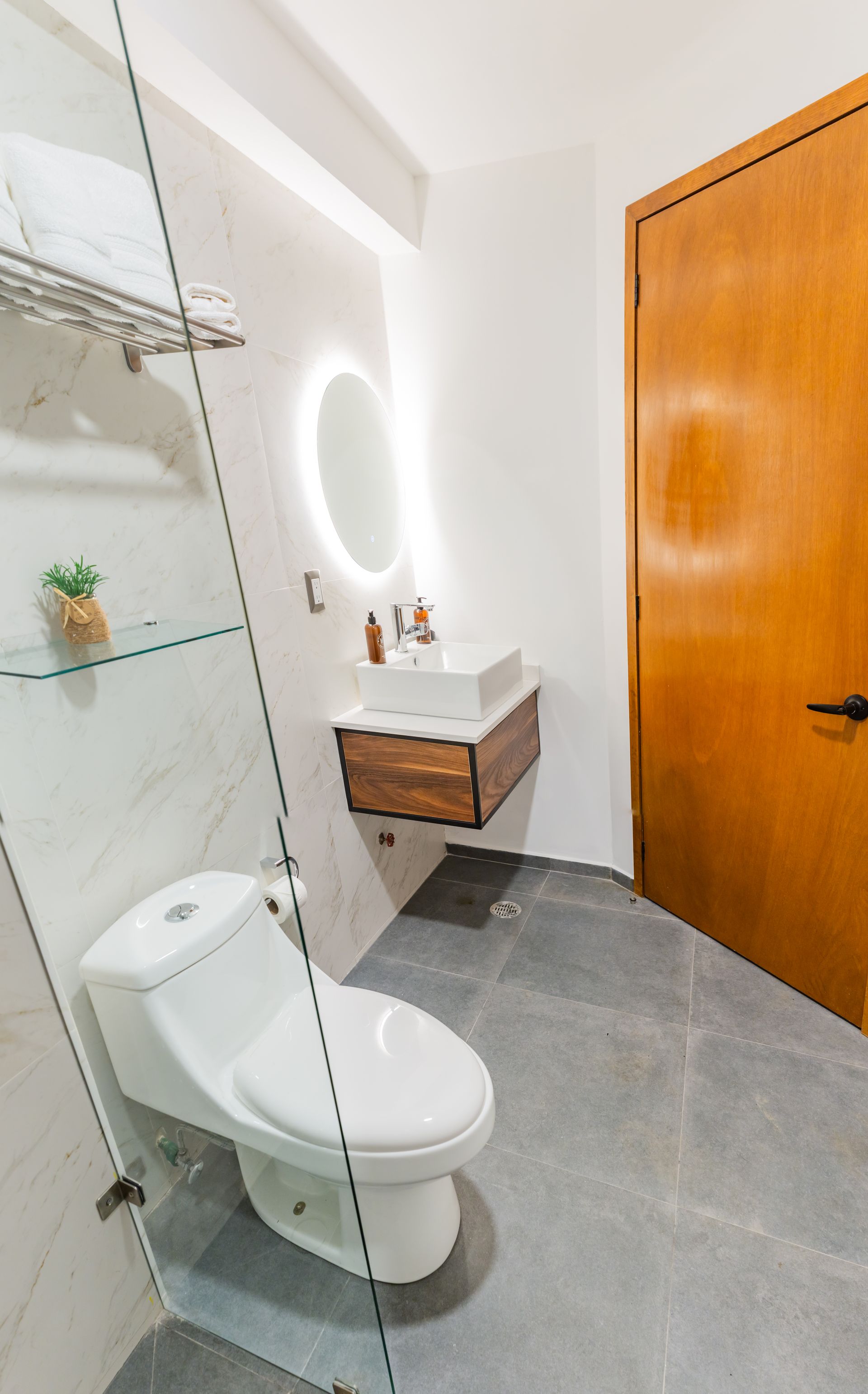 Un baño con inodoro, lavabo y espejo.