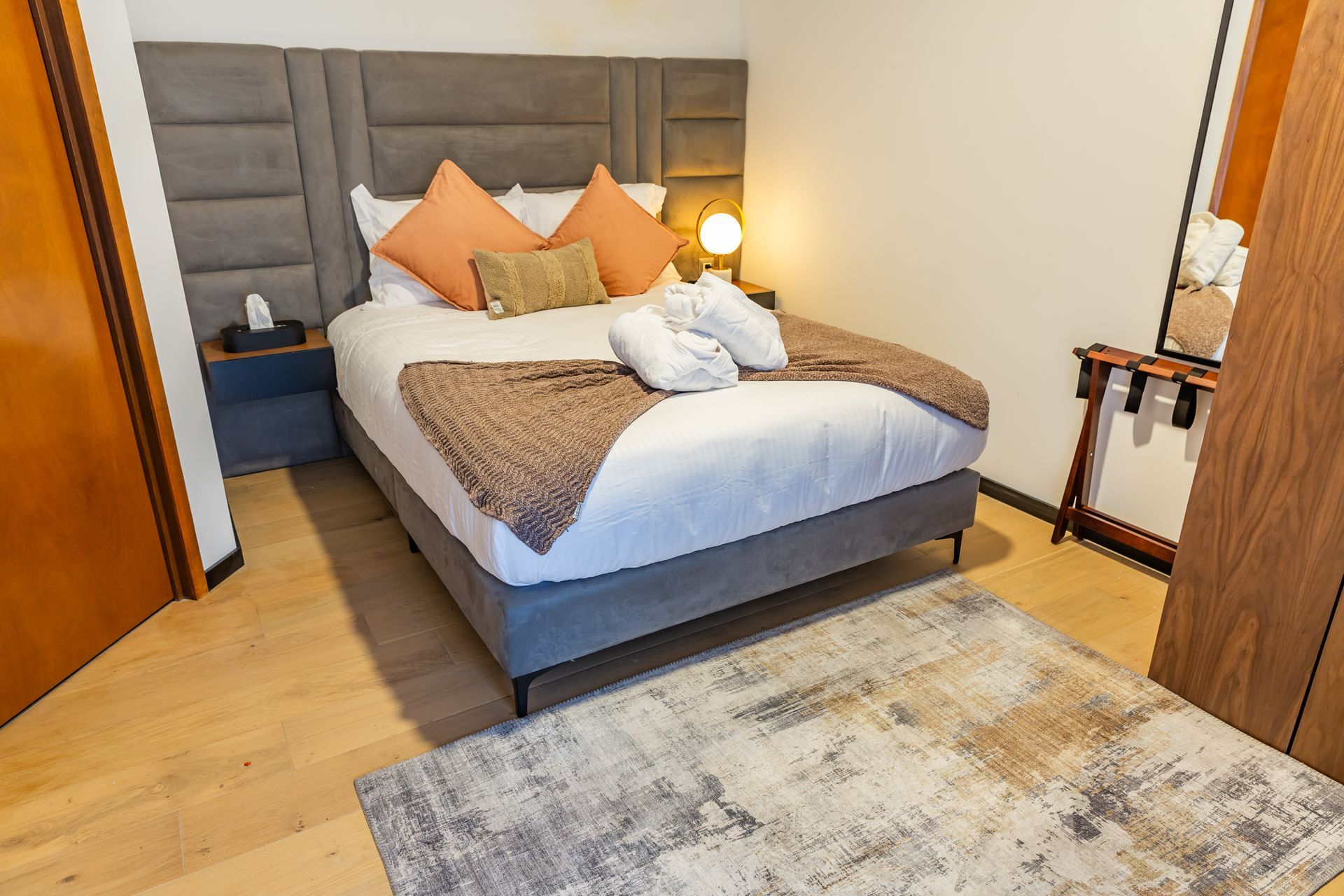 Una habitación de hotel con una cama tamaño king y una alfombra.