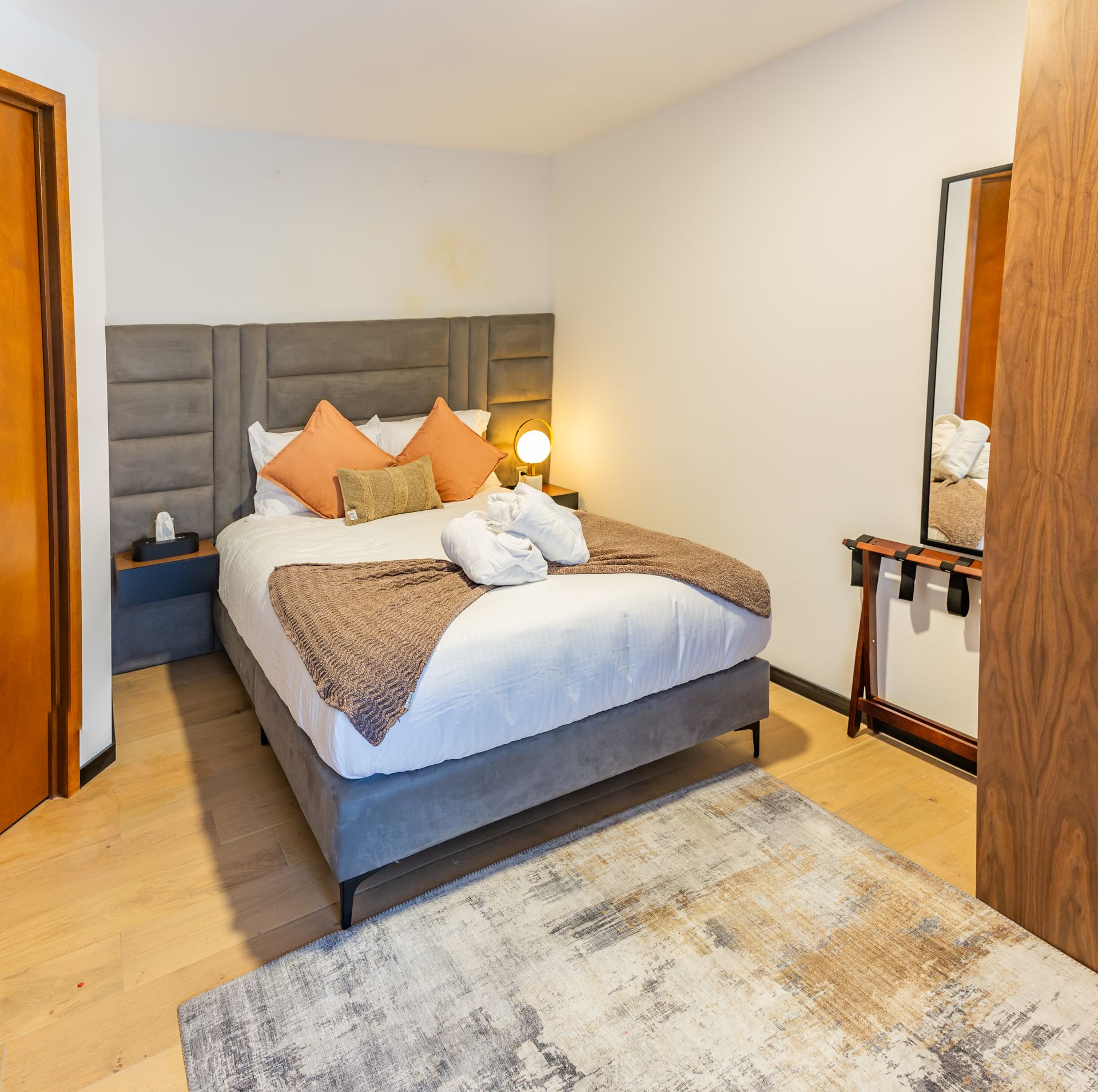 Un dormitorio con una cama grande y un espejo.