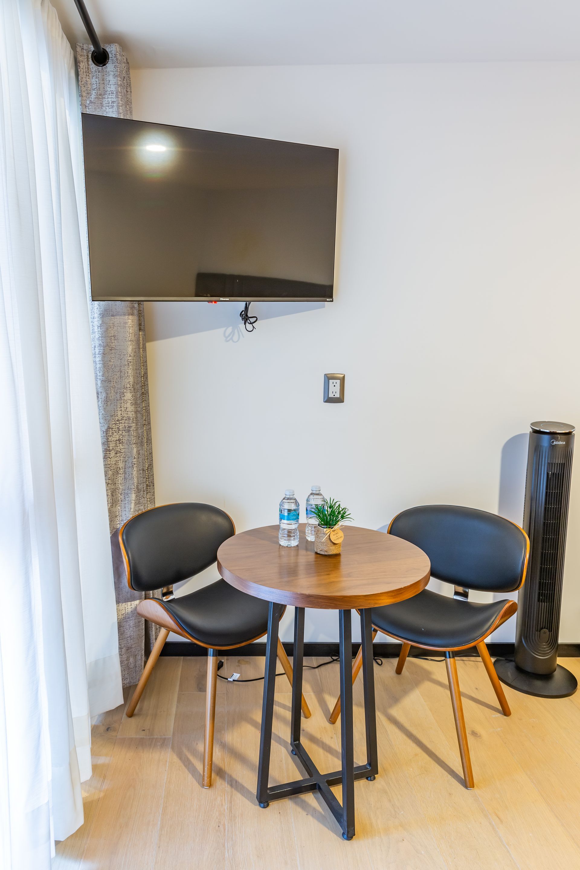 Una sala de estar con una mesa y sillas y un televisor de pantalla plana.