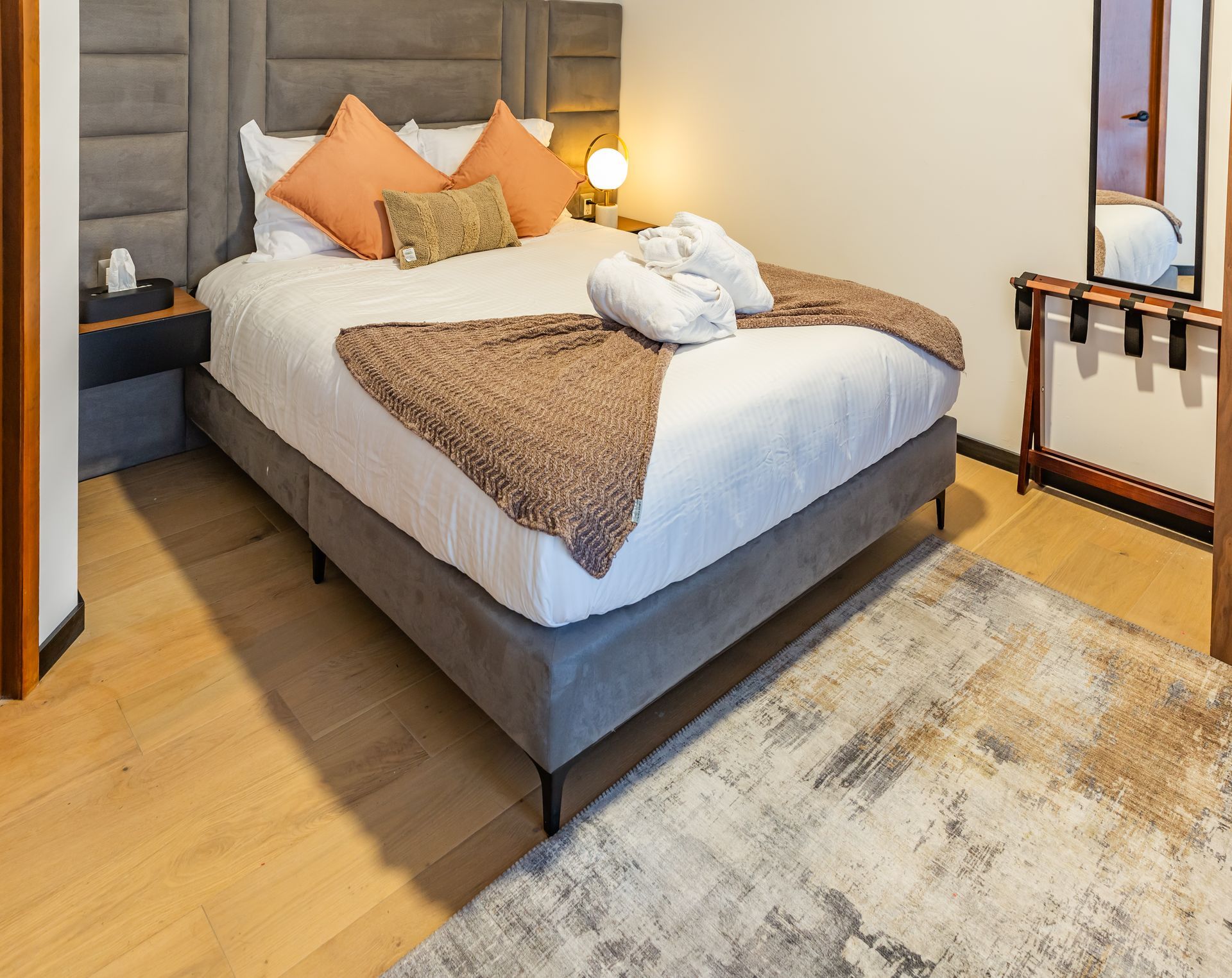 Una habitación de hotel con una cama grande y una alfombra.