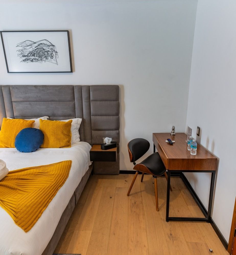 Un dormitorio con una cama grande y un escritorio.