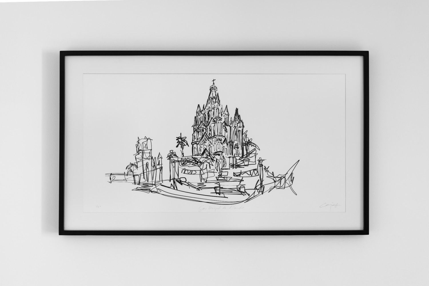 Un dibujo en blanco y negro de un castillo está colgado en una pared blanca.