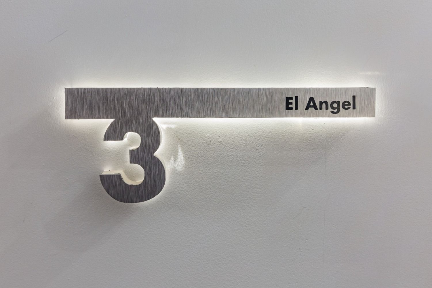 A sign on a wall that says el angel on it