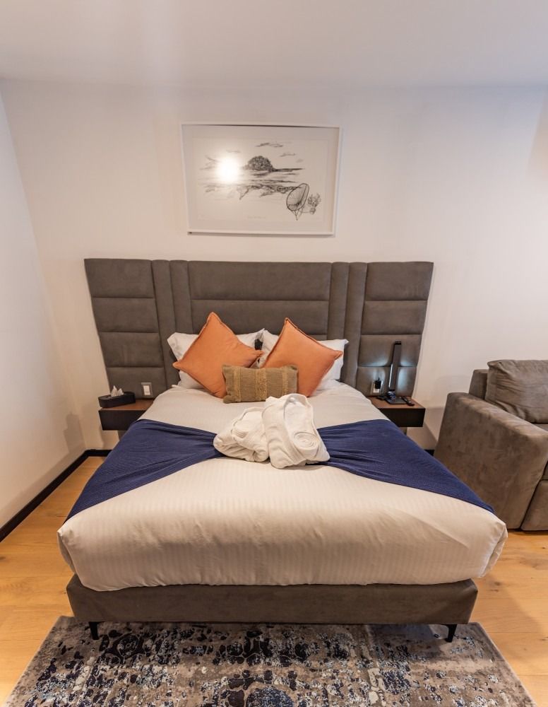 Una habitación de hotel con una cama tamaño king y un sofá.