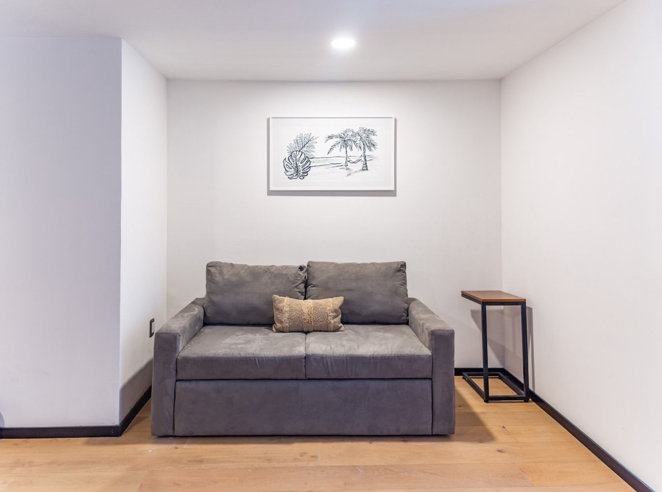 Una sala de estar con un sofá y una mesa