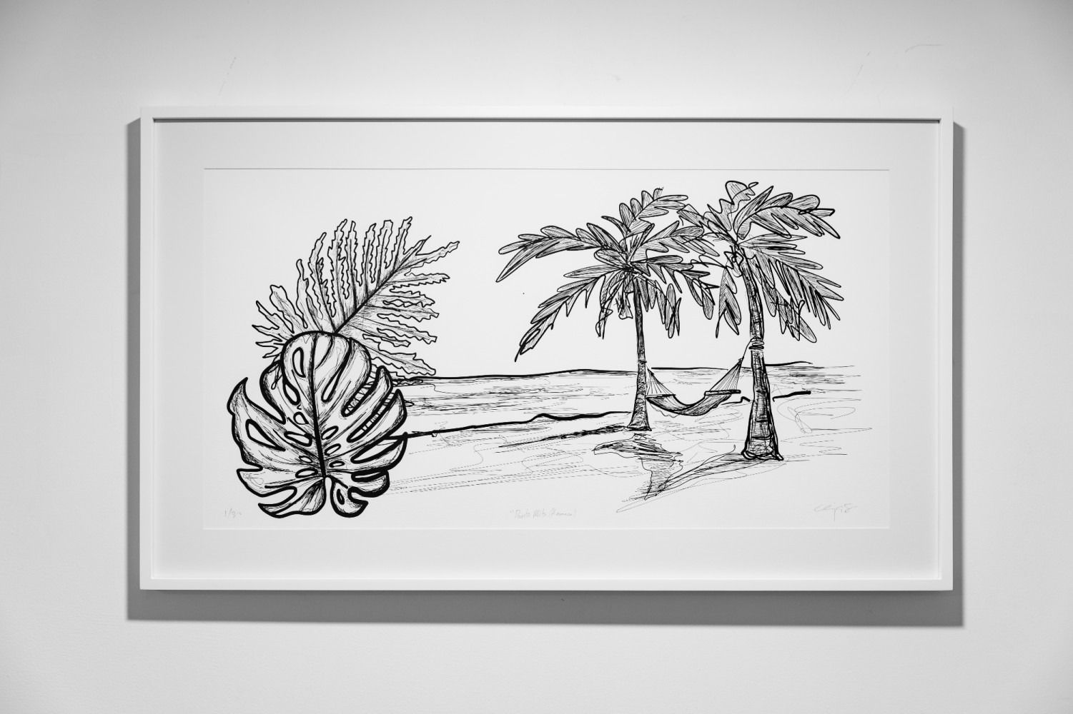 Un dibujo en blanco y negro de palmeras en una playa.