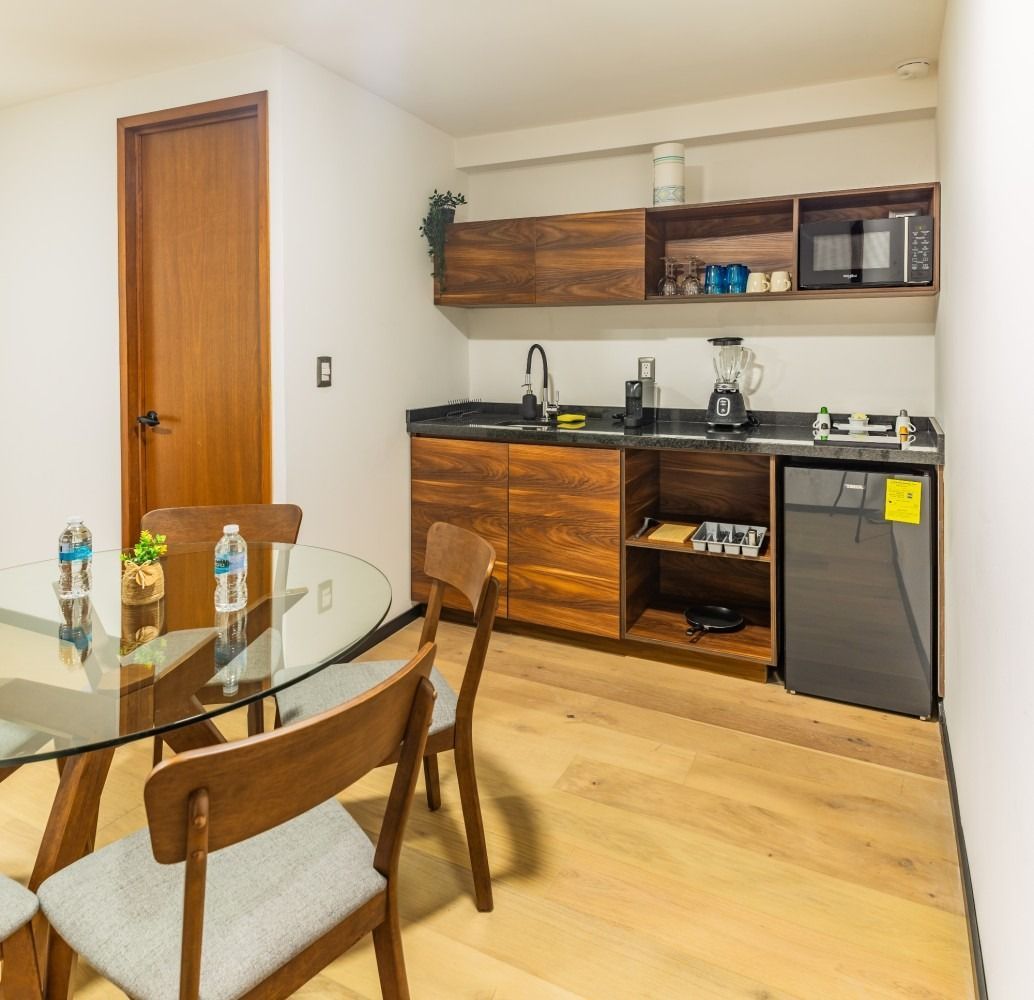 Una cocina con una mesa y sillas.