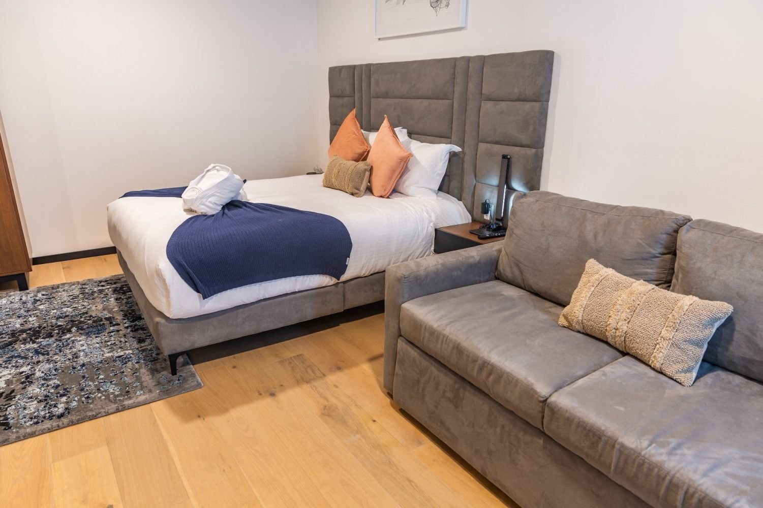 Hay una cama y un sofá en la habitación.