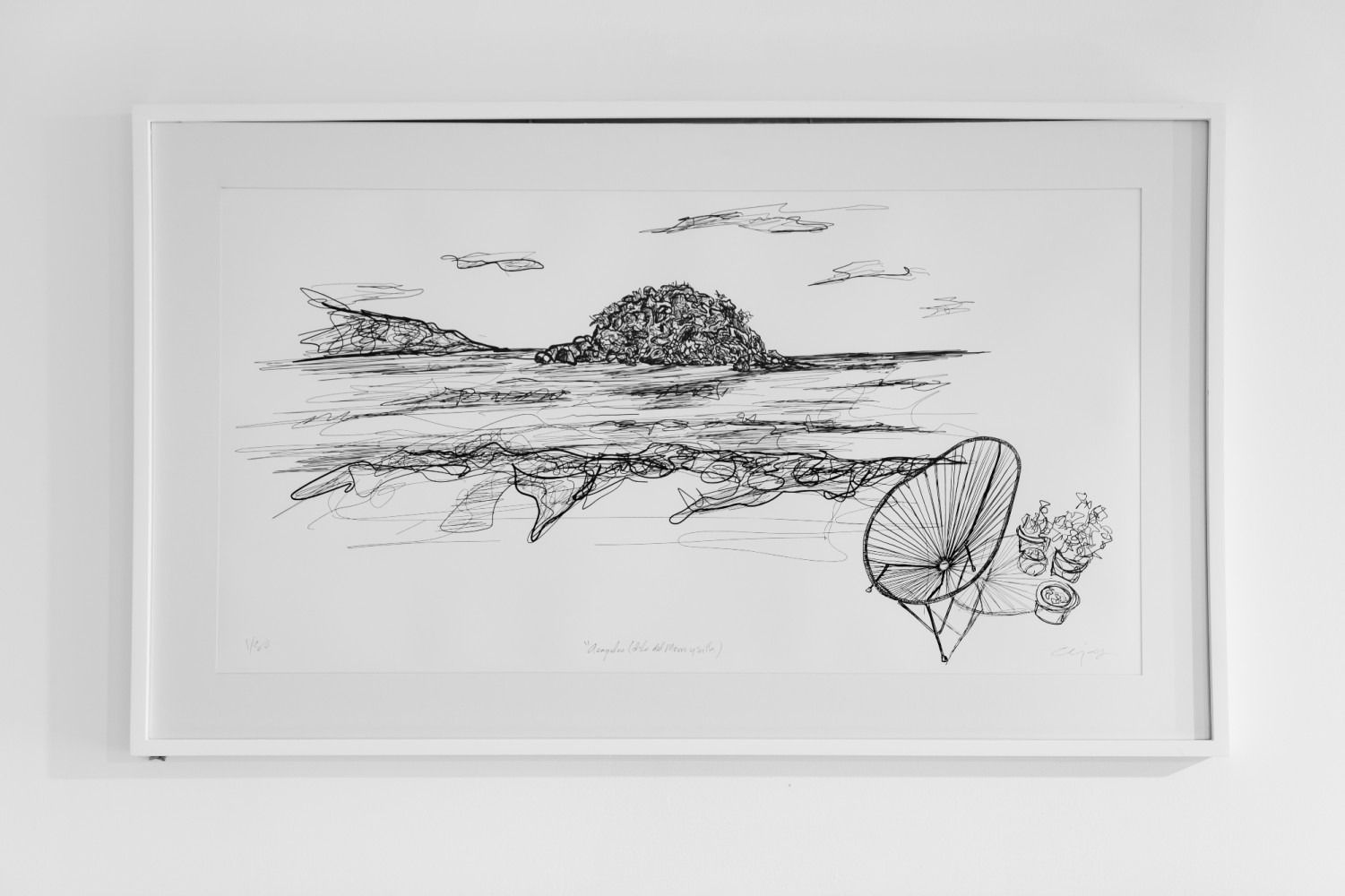 Un dibujo en blanco y negro de un barco en el océano está colgado en una pared.