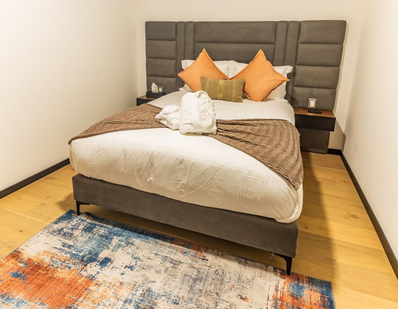 Una habitación de hotel con una cama grande y una alfombra.