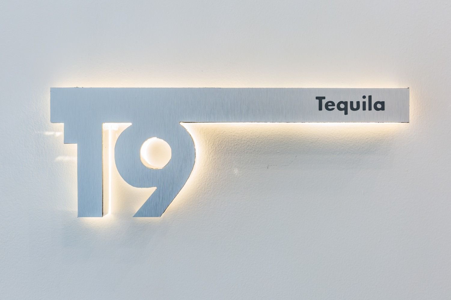 Un cartel en una pared que dice tequila.