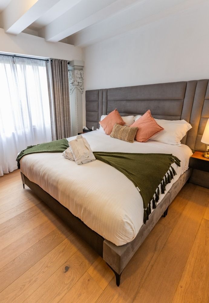 Hay una cama grande en el medio de la habitación.