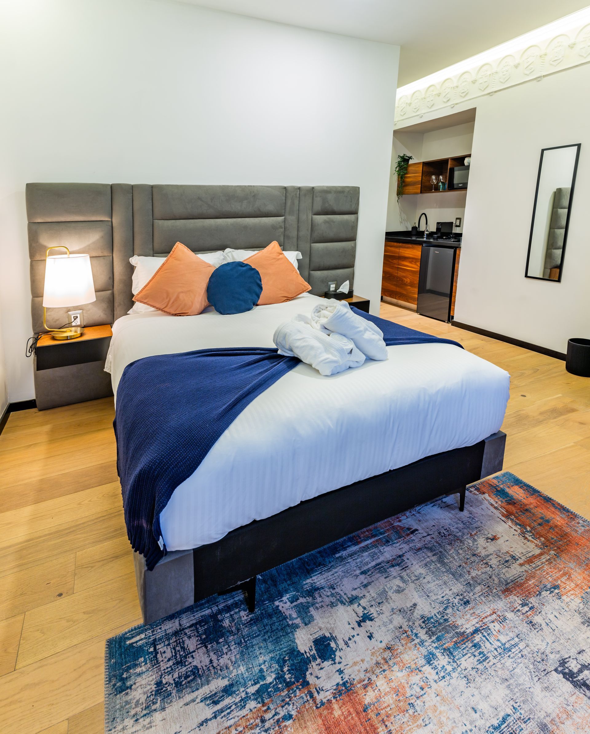 Hay una cama grande en el medio de la habitación.