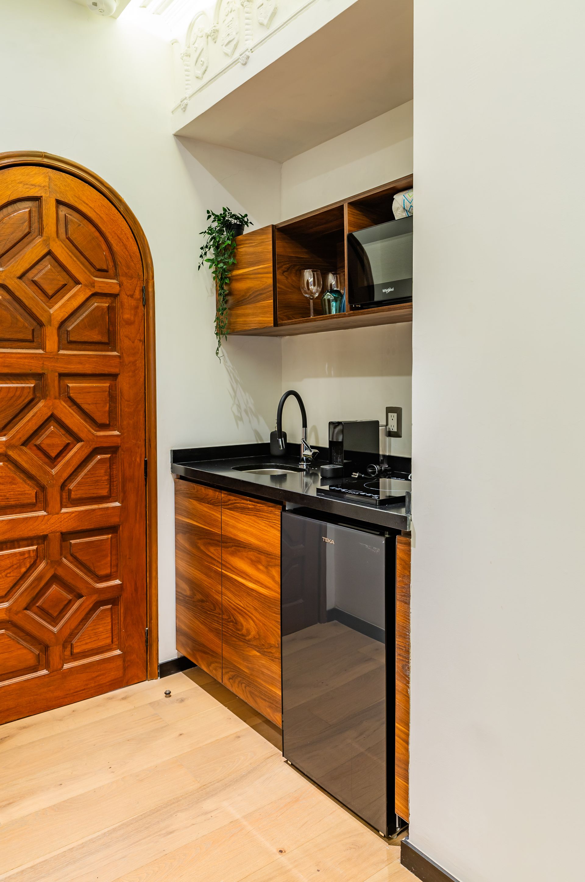 Una cocina con gabinetes de madera y refrigerador de acero inoxidable.