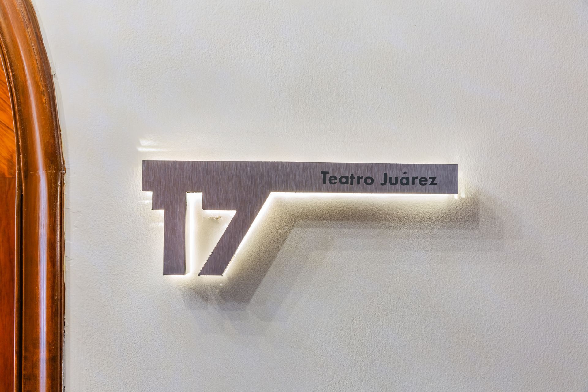 Un cartel en una pared que dice Teatro Juárez.