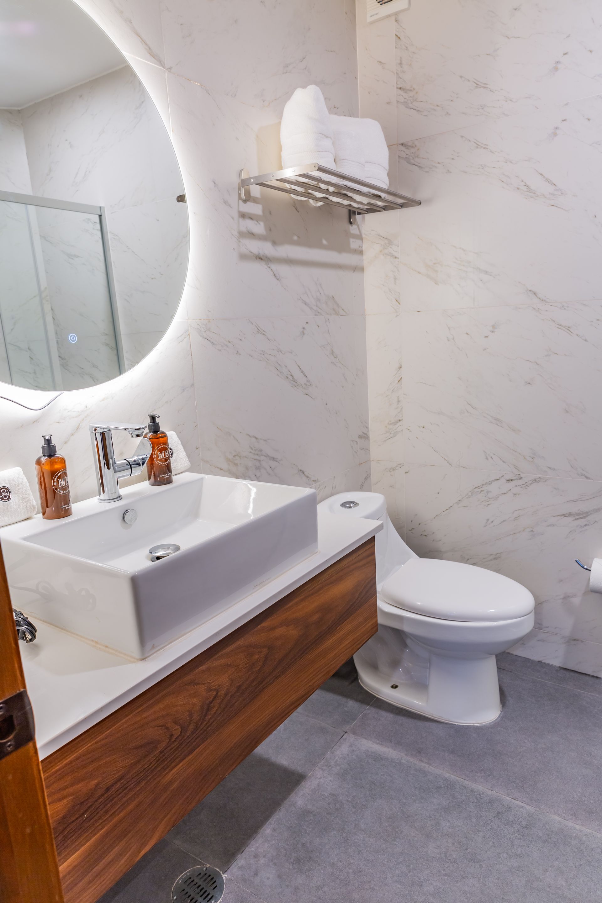 Un baño con lavabo, inodoro y espejo.