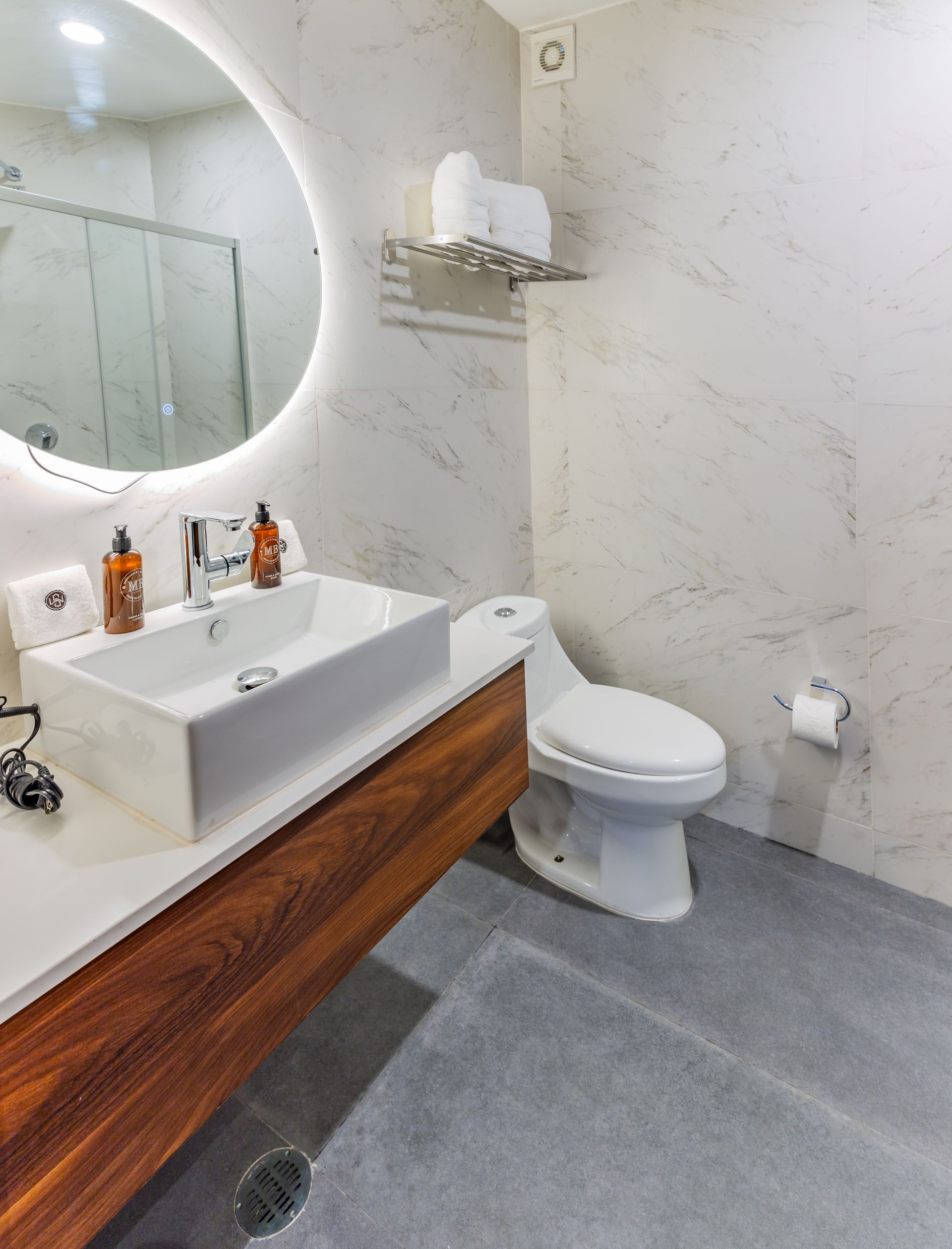 Un baño con lavabo, inodoro y espejo.
