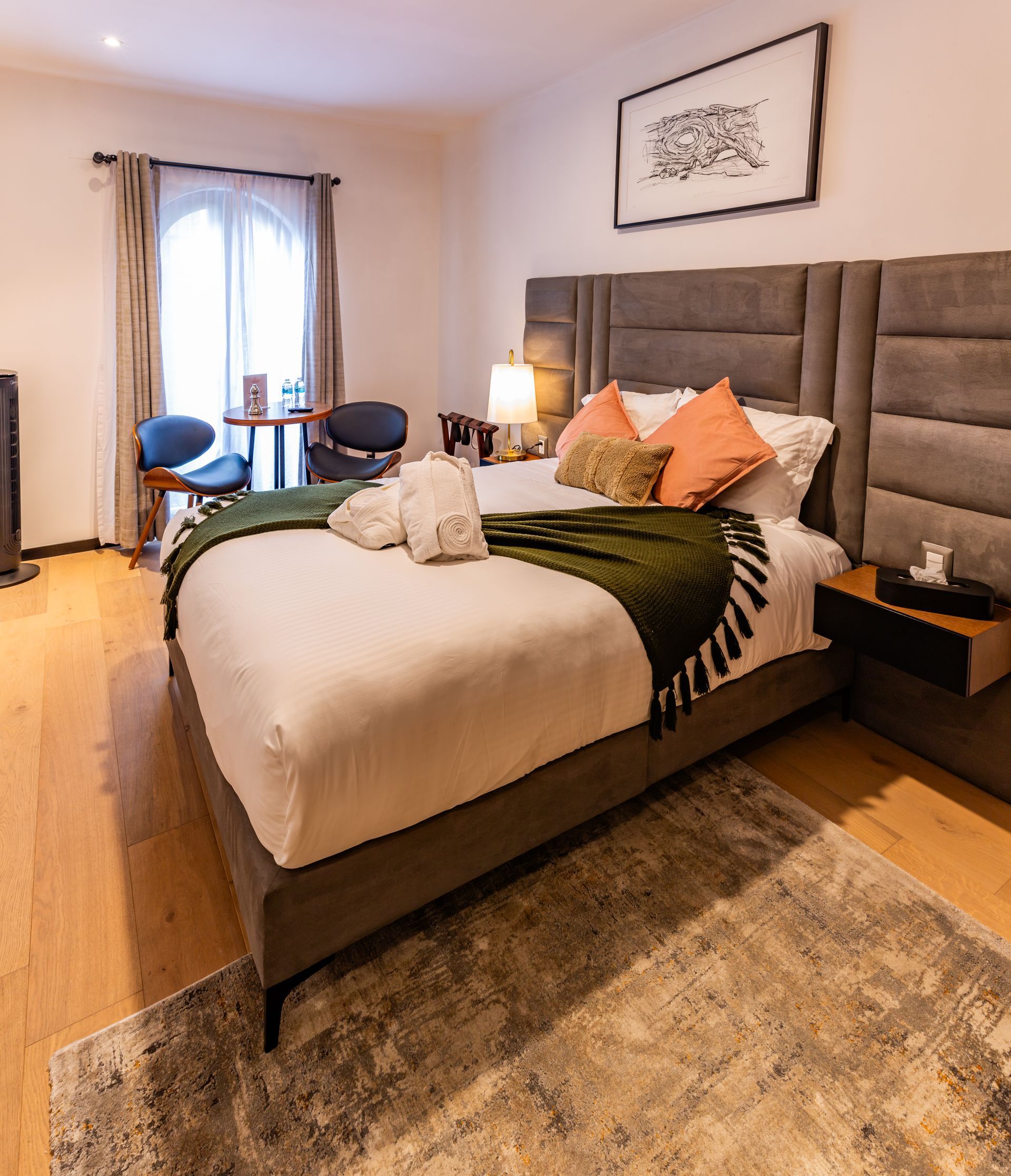 Hay una cama grande en el medio de la habitación.