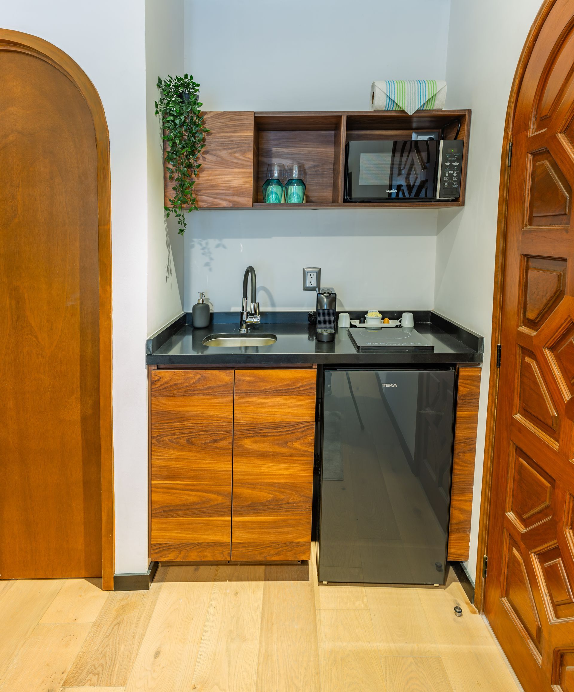 Una cocina con gabinetes de madera y un refrigerador de acero inoxidable.