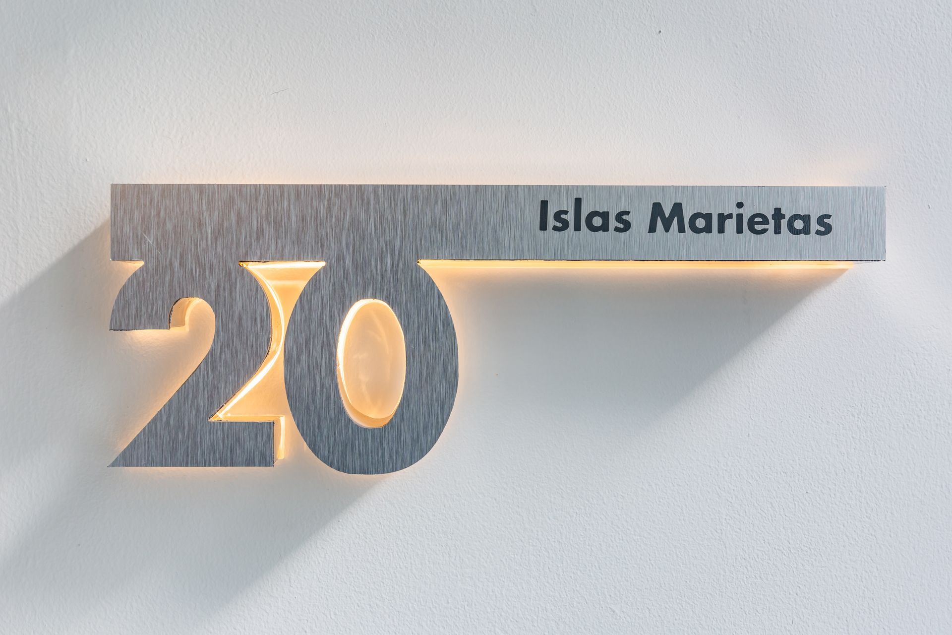 Un cartel que tiene el número 20