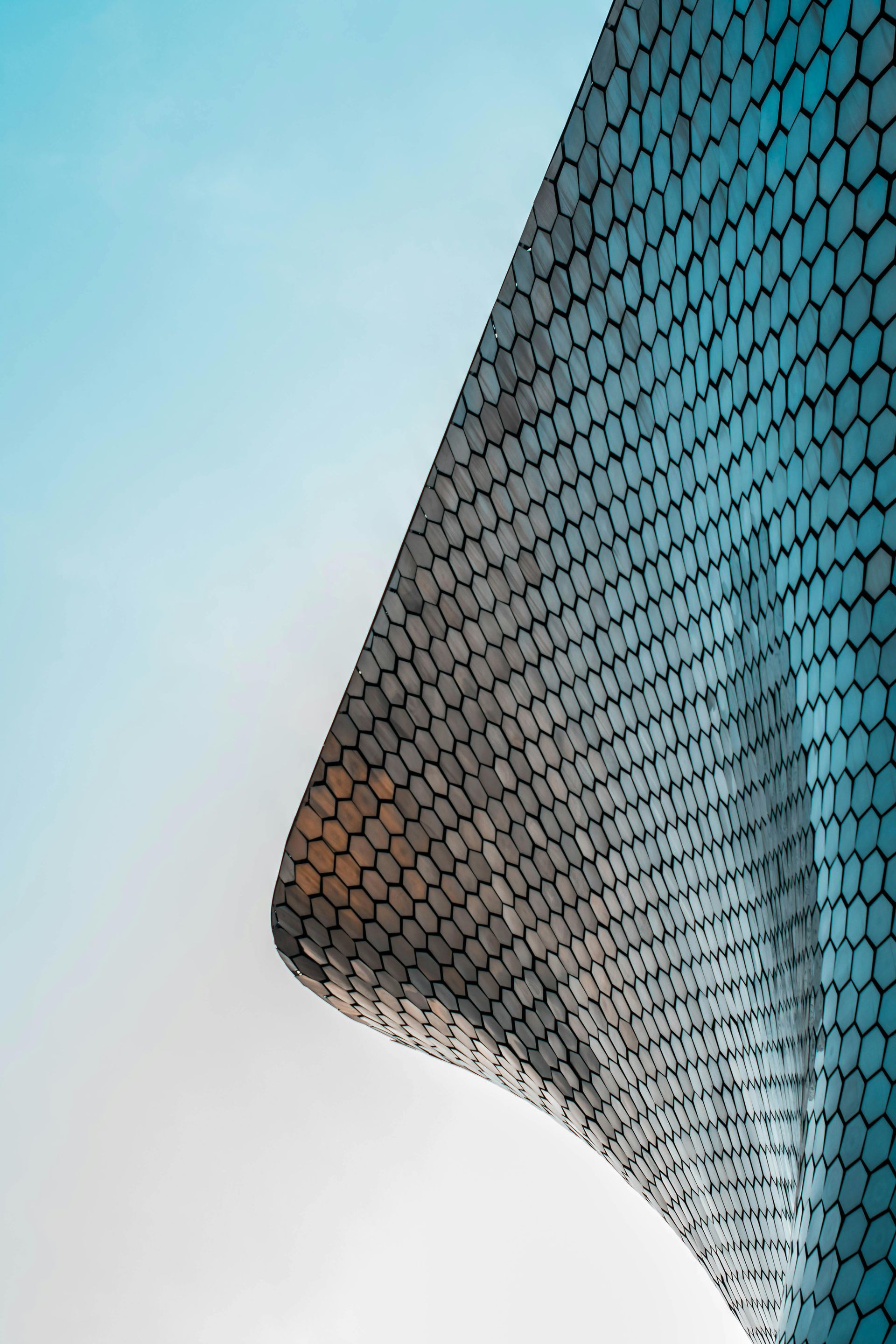 Un primer plano de un edificio con un cielo azul en el fondo.
