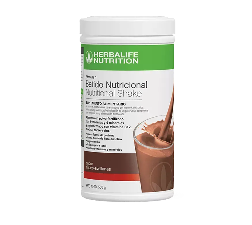 Envase de batido nutricional Fórmula 1 de Herbalife con un batido de chocolate vertido en un vaso.