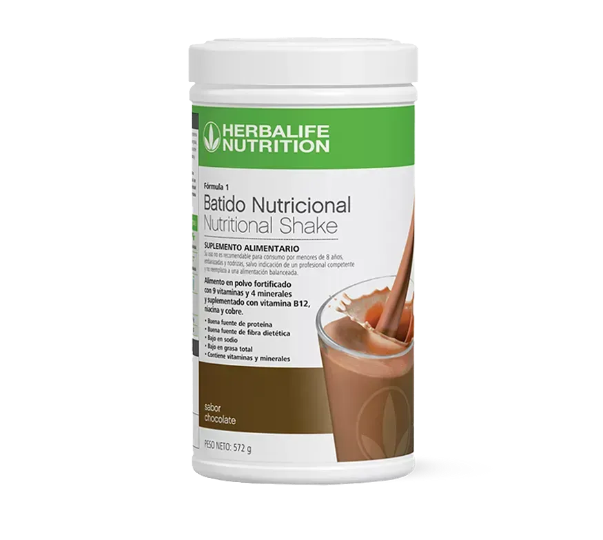 Envase de Batido Nutricional Fórmula 1 de Herbalife, sabor chocolate, con bebida vertida en vaso.