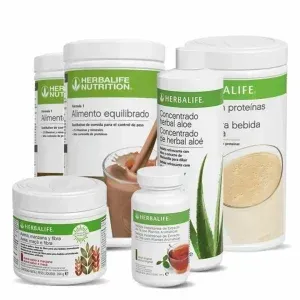 Surtido de productos Herbalife Nutrition, que incluye proteína en polvo, suplementos y concentrado de aloe.