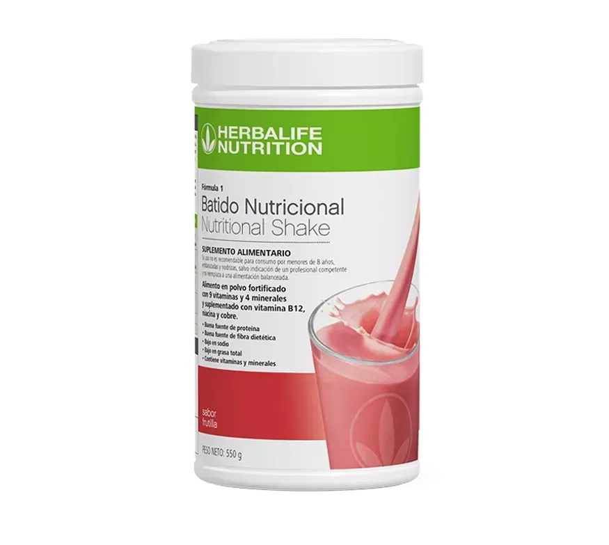 Envase de batido nutricional Herbalife, líquido rosa vertido en un vaso, fondo blanco.