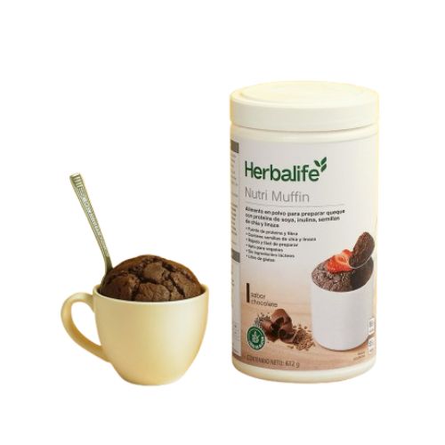 Mezcla para muffins Nutri Muffin de Herbalife y un muffin de chocolate en una taza con una cuchara.