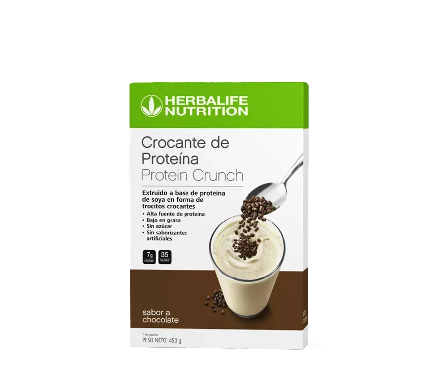 Caja de Herbalife Protein Crunch, sabor chocolate. Una cuchara vierte trozos crujientes en un batido.