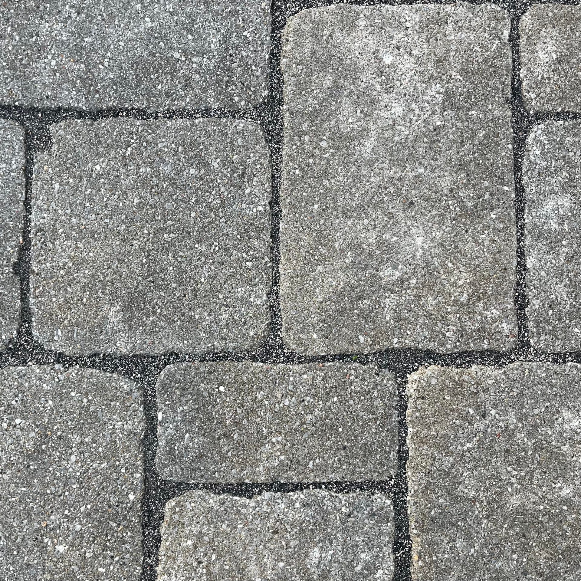 Un gros plan d'un trottoir en briques avec une bordure noire.