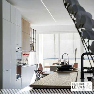 Cucina moderna con il pavimento in legno della Cucine Del Levante Home a Bari