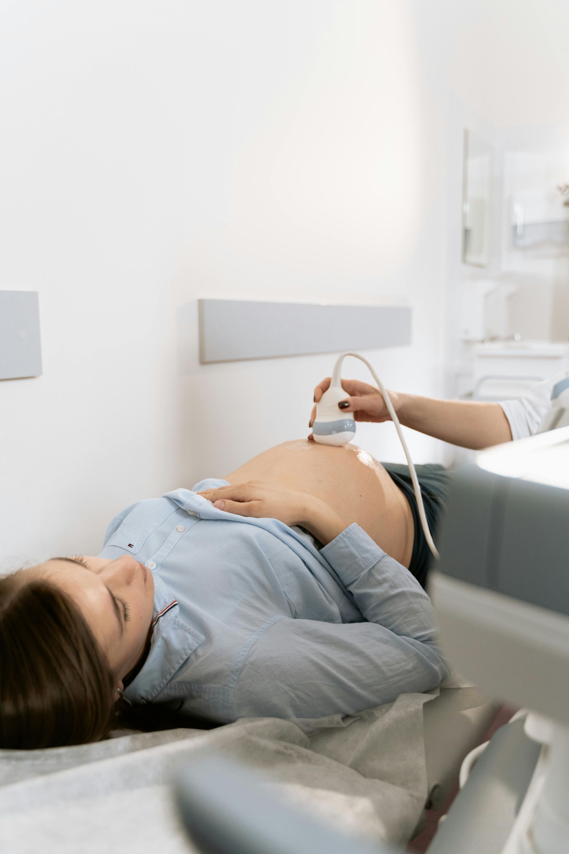 Donna incinta sottoposta a ecografia in ambito medico.