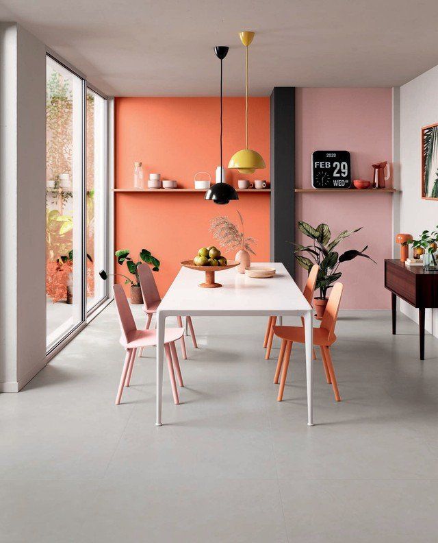 sala da pranzo con pavimento grigio in ceramica